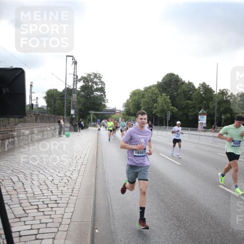 29.06.2025 - hella hamburg halbmarathon Jannik Wohlers http://msf.ph/oto/8142775 29.06.2025 09:45:43 Lombardsbrücke 1080, 1894, 2460, 2525, 3809, 3843, 4463, 4812, 5042, 6169, 6495, 7055, 7186, 7845, 7880, 8062, 8956, 9345, 10453, 11199, 11282, 11833, 12189, 12681, 13167, 13754, 14167, 14293, 14548, 14699, 15054, 15115, 15326, 15391, 15507, 15689, 15835, 16148, 16507, 16580, 16695, 16963, 17056, 17322, 17691, 17768, 18235, 18562, 18563, 18854, 19022, 19118 meine-sportfotos.de