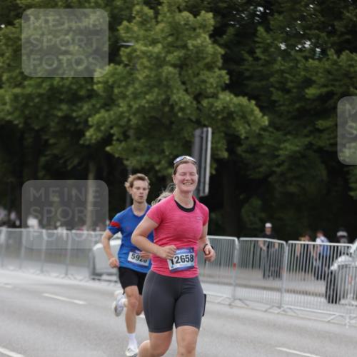 29.06.2025 - hella hamburg halbmarathon Jannik Wohlers http://msf.ph/oto/8142778 29.06.2025 10:07:46 Lombardsbrücke 1527, 2427, 5926, 7198, 7348, 8585, 9616, 10609, 10857, 12658, 12893, 13014, 14631, 15785, 16809, 18325 meine-sportfotos.de
