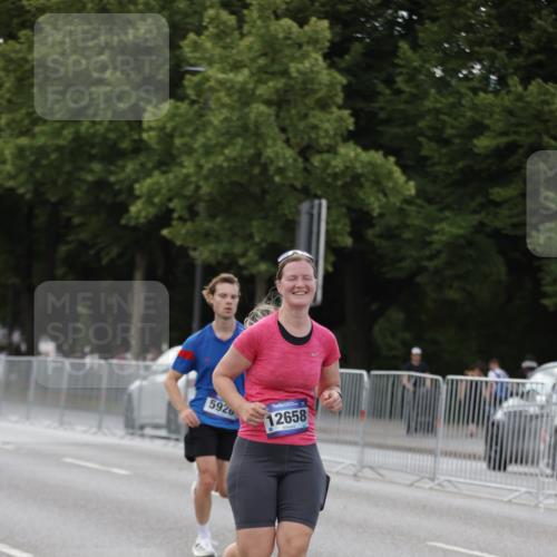 29.06.2025 - hella hamburg halbmarathon Jannik Wohlers http://msf.ph/oto/8142782 29.06.2025 10:07:46 Lombardsbrücke 1527, 2427, 5926, 7198, 7348, 8585, 9616, 10609, 10857, 12658, 12893, 13014, 14631, 15785, 16809, 18325 meine-sportfotos.de