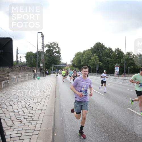 29.06.2025 - hella hamburg halbmarathon Jannik Wohlers http://msf.ph/oto/8142784 29.06.2025 09:45:43 Lombardsbrücke 1080, 1894, 2460, 2525, 3809, 3843, 4463, 4812, 5042, 6169, 6495, 7055, 7186, 7845, 7880, 8062, 8956, 9345, 10453, 11199, 11282, 11833, 12189, 12681, 13167, 13754, 14167, 14293, 14548, 14699, 15054, 15115, 15326, 15391, 15507, 15689, 15835, 16148, 16507, 16580, 16695, 16963, 17056, 17322, 17691, 17768, 18235, 18562, 18563, 18854, 19022, 19118 meine-sportfotos.de