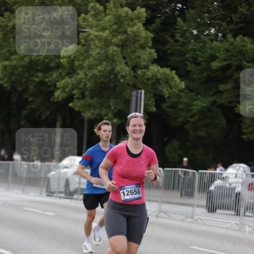 29.06.2025 - hella hamburg halbmarathon Jannik Wohlers http://msf.ph/oto/8142787 29.06.2025 10:07:46 Lombardsbrücke 1527, 2427, 5926, 7198, 7348, 8585, 9616, 10609, 10857, 12658, 12893, 13014, 14631, 15785, 16809, 18325 meine-sportfotos.de