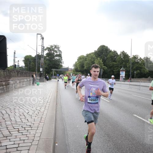 29.06.2025 - hella hamburg halbmarathon Jannik Wohlers http://msf.ph/oto/8142796 29.06.2025 09:45:44 Lombardsbrücke 1080, 1894, 2460, 2525, 3809, 3843, 4463, 4812, 5042, 6169, 6495, 7055, 7186, 7845, 8062, 8956, 9345, 10453, 11199, 11282, 11833, 12189, 12681, 13754, 14167, 14293, 14548, 14699, 15054, 15115, 15326, 15391, 15689, 15835, 16148, 16507, 16580, 16695, 16963, 17056, 17322, 17691, 17768, 18235, 18562, 18563, 18854, 19022, 19118 meine-sportfotos.de