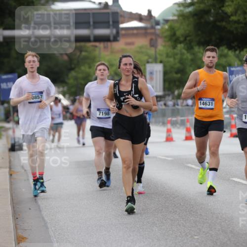 29.06.2025 - hella hamburg halbmarathon Jannik Wohlers http://msf.ph/oto/8142799 29.06.2025 10:07:49 Lombardsbrücke 1527, 2427, 5926, 7198, 7348, 8585, 9457, 9616, 9823, 10609, 10857, 12658, 12893, 13014, 14631, 18325 meine-sportfotos.de