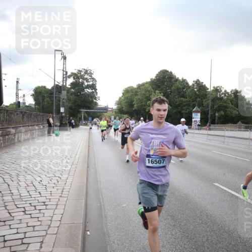 29.06.2025 - hella hamburg halbmarathon Jannik Wohlers http://msf.ph/oto/8142801 29.06.2025 09:45:44 Lombardsbrücke 1080, 1894, 2460, 2525, 3809, 3843, 4463, 4812, 5042, 6169, 6495, 7055, 7186, 7845, 8062, 8956, 9345, 10453, 11199, 11282, 11833, 12189, 12681, 13754, 14167, 14293, 14548, 14699, 15054, 15115, 15326, 15391, 15689, 15835, 16148, 16507, 16580, 16695, 16963, 17056, 17322, 17691, 17768, 18235, 18562, 18563, 18854, 19022, 19118 meine-sportfotos.de