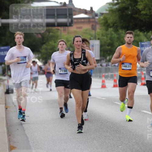 29.06.2025 - hella hamburg halbmarathon Jannik Wohlers http://msf.ph/oto/8142804 29.06.2025 10:07:49 Lombardsbrücke 1527, 2427, 5926, 7198, 7348, 8585, 9457, 9616, 9823, 10609, 10857, 12658, 12893, 13014, 14631, 18325 meine-sportfotos.de