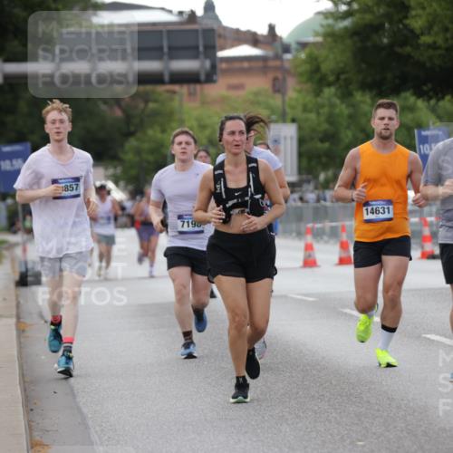 29.06.2025 - hella hamburg halbmarathon Jannik Wohlers http://msf.ph/oto/8142809 29.06.2025 10:07:49 Lombardsbrücke 1527, 2427, 5926, 7198, 7348, 8585, 9457, 9616, 9823, 10609, 10857, 12658, 12893, 13014, 14631, 18325 meine-sportfotos.de
