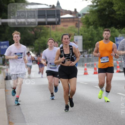 29.06.2025 - hella hamburg halbmarathon Jannik Wohlers http://msf.ph/oto/8142815 29.06.2025 10:07:49 Lombardsbrücke 1527, 2427, 5926, 7198, 7348, 8585, 9457, 9616, 9823, 10609, 10857, 12658, 12893, 13014, 14631, 18325 meine-sportfotos.de