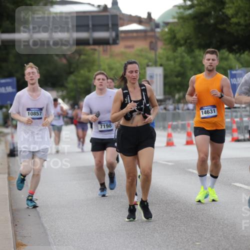 29.06.2025 - hella hamburg halbmarathon Jannik Wohlers http://msf.ph/oto/8142820 29.06.2025 10:07:49 Lombardsbrücke 1527, 2427, 5926, 7198, 7348, 8585, 9457, 9616, 9823, 10609, 10857, 12658, 12893, 13014, 14631, 18325 meine-sportfotos.de