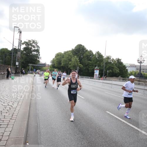 29.06.2025 - hella hamburg halbmarathon Jannik Wohlers http://msf.ph/oto/8142822 29.06.2025 09:45:45 Lombardsbrücke 2460, 2525, 3809, 3843, 4463, 4812, 5042, 6169, 6495, 7055, 7186, 7845, 8062, 8956, 9345, 10453, 11199, 11282, 11833, 12189, 12681, 14293, 14548, 14699, 15054, 15115, 15326, 15391, 15689, 15835, 16148, 16507, 16580, 16695, 16963, 17056, 17213, 17322, 17691, 17768, 18235, 18562, 18563, 18854, 19022, 19118 meine-sportfotos.de