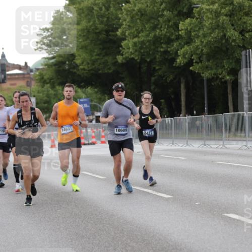 29.06.2025 - hella hamburg halbmarathon Jannik Wohlers http://msf.ph/oto/8142825 29.06.2025 10:07:50 Lombardsbrücke 1527, 2427, 5926, 7198, 7348, 7476, 8585, 9457, 9616, 9823, 10609, 10857, 12658, 13014, 14631, 18325 meine-sportfotos.de