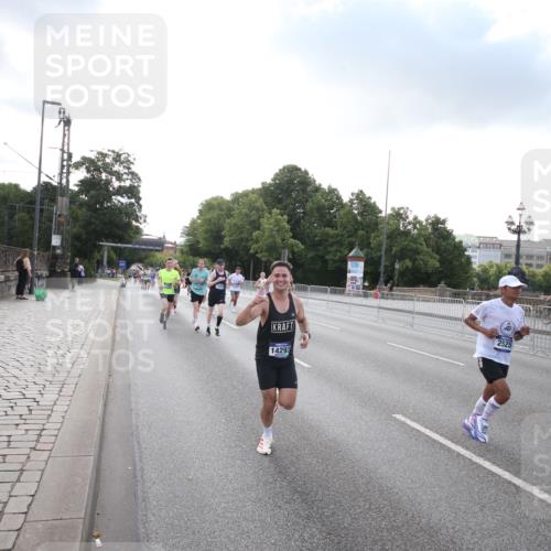 29.06.2025 - hella hamburg halbmarathon Jannik Wohlers http://msf.ph/oto/8142829 29.06.2025 09:45:45 Lombardsbrücke 2460, 2525, 3809, 3843, 4463, 4812, 5042, 6169, 6495, 7055, 7186, 7845, 8062, 8956, 9345, 10453, 11199, 11282, 11833, 12189, 12681, 14293, 14548, 14699, 15054, 15115, 15326, 15391, 15689, 15835, 16148, 16507, 16580, 16695, 16963, 17056, 17213, 17322, 17691, 17768, 18235, 18562, 18563, 18854, 19022, 19118 meine-sportfotos.de