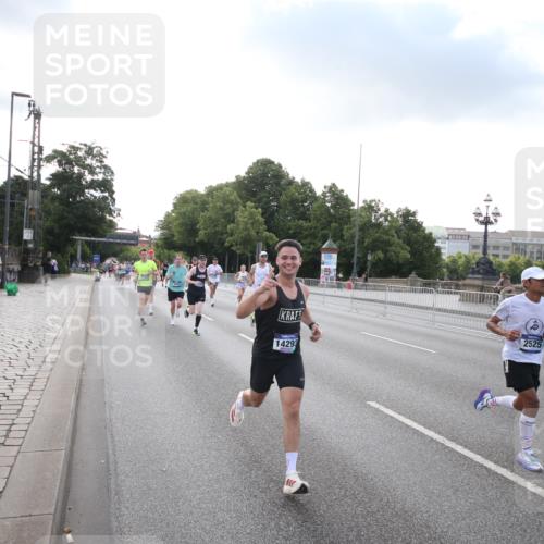 29.06.2025 - hella hamburg halbmarathon Jannik Wohlers http://msf.ph/oto/8142836 29.06.2025 09:45:45 Lombardsbrücke 2460, 2525, 3809, 3843, 4463, 4812, 5042, 6169, 6495, 7055, 7186, 7845, 8062, 8956, 9345, 10453, 11199, 11282, 11833, 12189, 12681, 14293, 14548, 14699, 15054, 15115, 15326, 15391, 15689, 15835, 16148, 16507, 16580, 16695, 16963, 17056, 17213, 17322, 17691, 17768, 18235, 18562, 18563, 18854, 19022, 19118 meine-sportfotos.de