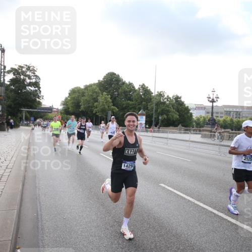29.06.2025 - hella hamburg halbmarathon Jannik Wohlers http://msf.ph/oto/8142842 29.06.2025 09:45:45 Lombardsbrücke 2460, 2525, 3809, 3843, 4463, 4812, 5042, 6169, 6495, 7055, 7186, 7845, 8062, 8956, 9345, 10453, 11199, 11282, 11833, 12189, 12681, 14293, 14548, 14699, 15054, 15115, 15326, 15391, 15689, 15835, 16148, 16507, 16580, 16695, 16963, 17056, 17213, 17322, 17691, 17768, 18235, 18562, 18563, 18854, 19022, 19118 meine-sportfotos.de