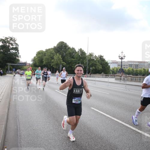 29.06.2025 - hella hamburg halbmarathon Jannik Wohlers http://msf.ph/oto/8142850 29.06.2025 09:45:45 Lombardsbrücke 2460, 2525, 3809, 3843, 4463, 4812, 5042, 6169, 6495, 7055, 7186, 7845, 8062, 8956, 9345, 10453, 11199, 11282, 11833, 12189, 12681, 14293, 14548, 14699, 15054, 15115, 15326, 15391, 15689, 15835, 16148, 16507, 16580, 16695, 16963, 17056, 17213, 17322, 17691, 17768, 18235, 18562, 18563, 18854, 19022, 19118 meine-sportfotos.de
