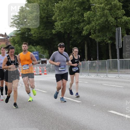 29.06.2025 - hella hamburg halbmarathon Jannik Wohlers http://msf.ph/oto/8142856 29.06.2025 10:07:50 Lombardsbrücke 1527, 2427, 5926, 7198, 7348, 7476, 8585, 9457, 9616, 9823, 10609, 10857, 12658, 13014, 14631, 18325 meine-sportfotos.de