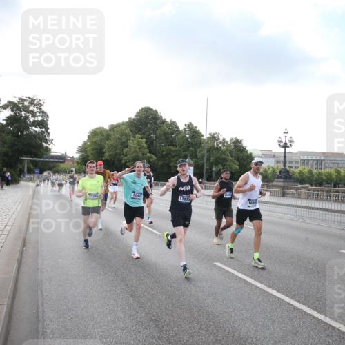 29.06.2025 - hella hamburg halbmarathon Jannik Wohlers http://msf.ph/oto/8142857 29.06.2025 09:45:47 Lombardsbrücke 2525, 3809, 3843, 3955, 4463, 4812, 5042, 6169, 6495, 7055, 7186, 7845, 8956, 9345, 10453, 11199, 11282, 11833, 12189, 14276, 14293, 14548, 14699, 15115, 15391, 15689, 16148, 16507, 16580, 16695, 16963, 17056, 17213, 17768, 17826, 18235, 18562, 18563, 18854, 19022, 19118 meine-sportfotos.de