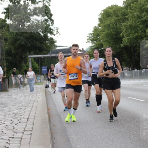 29.06.2025 - hella hamburg halbmarathon Jannik Wohlers http://msf.ph/oto/8142869 29.06.2025 10:07:52 Lombardsbrücke 2427, 5926, 7198, 7348, 7476, 8585, 9457, 9616, 9823, 10609, 10857, 12658, 13014, 14631, 15429, 18325 meine-sportfotos.de