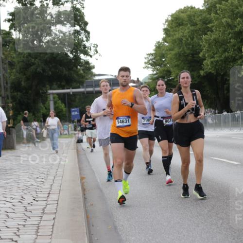 29.06.2025 - hella hamburg halbmarathon Jannik Wohlers http://msf.ph/oto/8142878 29.06.2025 10:07:52 Lombardsbrücke 2427, 5926, 7198, 7348, 7476, 8585, 9457, 9616, 9823, 10609, 10857, 12658, 13014, 14631, 15429, 18325 meine-sportfotos.de
