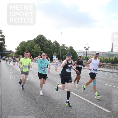29.06.2025 - hella hamburg halbmarathon Jannik Wohlers http://msf.ph/oto/8142884 29.06.2025 09:45:47 Lombardsbrücke 2525, 3809, 3843, 3955, 4463, 4812, 5042, 6169, 6495, 7055, 7186, 7845, 8956, 9345, 10453, 11199, 11282, 11833, 12189, 14276, 14293, 14548, 14699, 15115, 15391, 15689, 16148, 16507, 16580, 16695, 16963, 17056, 17213, 17768, 17826, 18235, 18562, 18563, 18854, 19022, 19118 meine-sportfotos.de