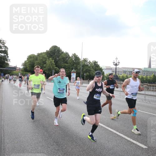 29.06.2025 - hella hamburg halbmarathon Jannik Wohlers http://msf.ph/oto/8142889 29.06.2025 09:45:47 Lombardsbrücke 2525, 3809, 3843, 3955, 4463, 4812, 5042, 6169, 6495, 7055, 7186, 7845, 8956, 9345, 10453, 11199, 11282, 11833, 12189, 14276, 14293, 14548, 14699, 15115, 15391, 15689, 16148, 16507, 16580, 16695, 16963, 17056, 17213, 17768, 17826, 18235, 18562, 18563, 18854, 19022, 19118 meine-sportfotos.de