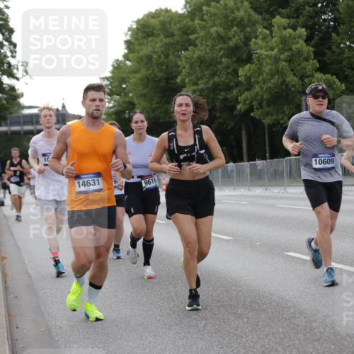 29.06.2025 - hella hamburg halbmarathon Jannik Wohlers http://msf.ph/oto/8142891 29.06.2025 10:07:52 Lombardsbrücke 2427, 5926, 7198, 7348, 7476, 8585, 9457, 9616, 9823, 10609, 10857, 12658, 13014, 14631, 15429, 18325 meine-sportfotos.de