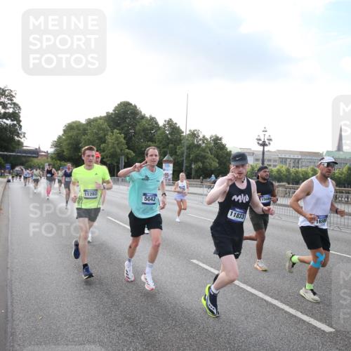 29.06.2025 - hella hamburg halbmarathon Jannik Wohlers http://msf.ph/oto/8142894 29.06.2025 09:45:47 Lombardsbrücke 2525, 3809, 3843, 3955, 4463, 4812, 5042, 6169, 6495, 7055, 7186, 7845, 8956, 9345, 10453, 11199, 11282, 11833, 12189, 14276, 14293, 14548, 14699, 15115, 15391, 15689, 16148, 16507, 16580, 16695, 16963, 17056, 17213, 17768, 17826, 18235, 18562, 18563, 18854, 19022, 19118 meine-sportfotos.de