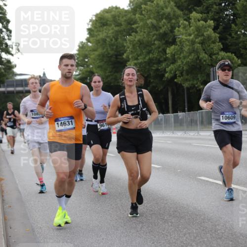 29.06.2025 - hella hamburg halbmarathon Jannik Wohlers http://msf.ph/oto/8142897 29.06.2025 10:07:52 Lombardsbrücke 2427, 5926, 7198, 7348, 7476, 8585, 9457, 9616, 9823, 10609, 10857, 12658, 13014, 14631, 15429, 18325 meine-sportfotos.de