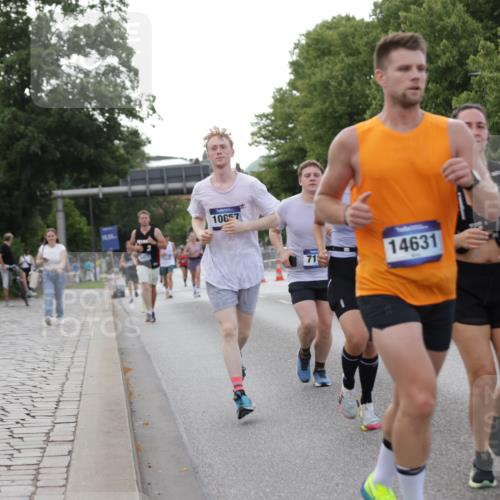 29.06.2025 - hella hamburg halbmarathon Jannik Wohlers http://msf.ph/oto/8142901 29.06.2025 10:07:53 Lombardsbrücke 2427, 5926, 7198, 7348, 7476, 8585, 9457, 9616, 9823, 10609, 10857, 12658, 13014, 14631, 15429, 16439, 18325 meine-sportfotos.de