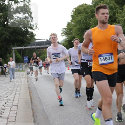 29.06.2025 - hella hamburg halbmarathon Jannik Wohlers http://msf.ph/oto/8142906 29.06.2025 10:07:53 Lombardsbrücke 2427, 5926, 7198, 7348, 7476, 8585, 9457, 9616, 9823, 10609, 10857, 12658, 13014, 14631, 15429, 16439, 18325 meine-sportfotos.de