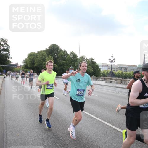 29.06.2025 - hella hamburg halbmarathon Jannik Wohlers http://msf.ph/oto/8142914 29.06.2025 09:45:48 Lombardsbrücke 2525, 3809, 3843, 3955, 4463, 4812, 5042, 6169, 6495, 7055, 7186, 7845, 8864, 8956, 9345, 10453, 11199, 11282, 11833, 12189, 14276, 14293, 14699, 15115, 15391, 15689, 16148, 16507, 16580, 16695, 16963, 17056, 17213, 17768, 17826, 18235, 18562, 18563, 19022, 19118 meine-sportfotos.de