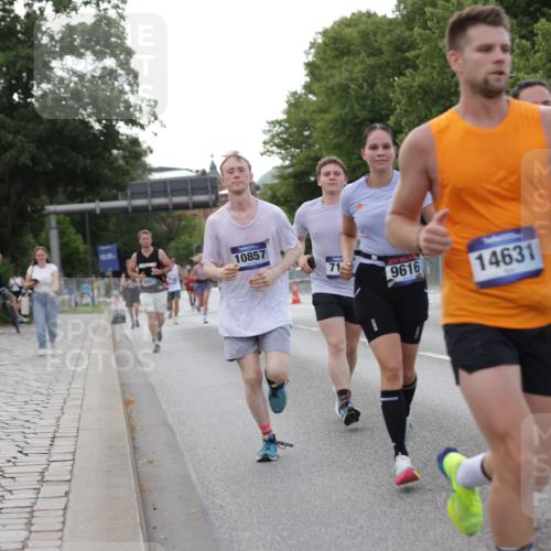 29.06.2025 - hella hamburg halbmarathon Jannik Wohlers http://msf.ph/oto/8142916 29.06.2025 10:07:53 Lombardsbrücke 2427, 5926, 7198, 7348, 7476, 8585, 9457, 9616, 9823, 10609, 10857, 12658, 13014, 14631, 15429, 16439, 18325 meine-sportfotos.de