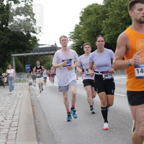 29.06.2025 - hella hamburg halbmarathon Jannik Wohlers http://msf.ph/oto/8142924 29.06.2025 10:07:53 Lombardsbrücke 2427, 5926, 7198, 7348, 7476, 8585, 9457, 9616, 9823, 10609, 10857, 12658, 13014, 14631, 15429, 16439, 18325 meine-sportfotos.de