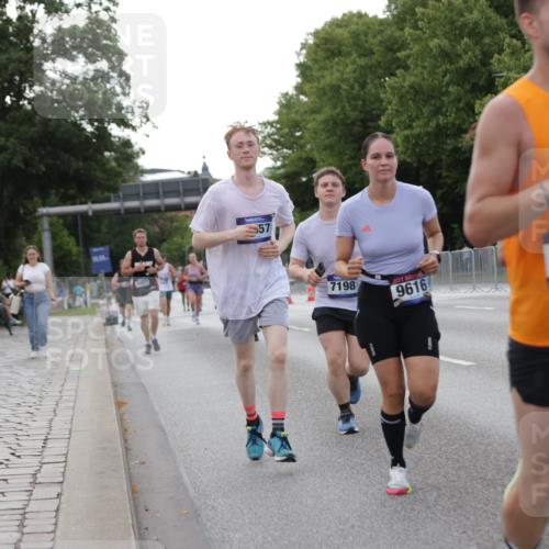 29.06.2025 - hella hamburg halbmarathon Jannik Wohlers http://msf.ph/oto/8142927 29.06.2025 10:07:53 Lombardsbrücke 2427, 5926, 7198, 7348, 7476, 8585, 9457, 9616, 9823, 10609, 10857, 12658, 13014, 14631, 15429, 16439, 18325 meine-sportfotos.de