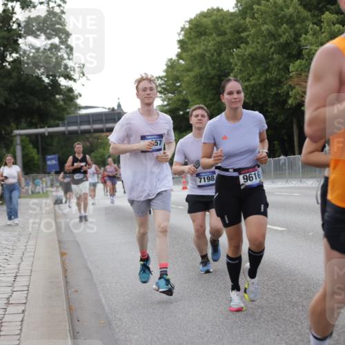 29.06.2025 - hella hamburg halbmarathon Jannik Wohlers http://msf.ph/oto/8142932 29.06.2025 10:07:53 Lombardsbrücke 2427, 5926, 7198, 7348, 7476, 8585, 9457, 9616, 9823, 10609, 10857, 12658, 13014, 14631, 15429, 16439, 18325 meine-sportfotos.de