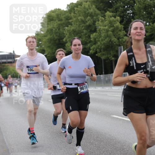 29.06.2025 - hella hamburg halbmarathon Jannik Wohlers http://msf.ph/oto/8142936 29.06.2025 10:07:54 Lombardsbrücke 2427, 5926, 7198, 7348, 7476, 8585, 9457, 9616, 9823, 10609, 10857, 12658, 13014, 14631, 15429, 16439, 18325 meine-sportfotos.de