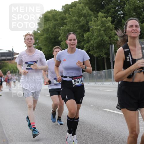 29.06.2025 - hella hamburg halbmarathon Jannik Wohlers http://msf.ph/oto/8142942 29.06.2025 10:07:54 Lombardsbrücke 2427, 5926, 7198, 7348, 7476, 8585, 9457, 9616, 9823, 10609, 10857, 12658, 13014, 14631, 15429, 16439, 18325 meine-sportfotos.de