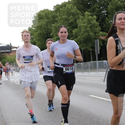 29.06.2025 - hella hamburg halbmarathon Jannik Wohlers http://msf.ph/oto/8142946 29.06.2025 10:07:54 Lombardsbrücke 2427, 5926, 7198, 7348, 7476, 8585, 9457, 9616, 9823, 10609, 10857, 12658, 13014, 14631, 15429, 16439, 18325 meine-sportfotos.de