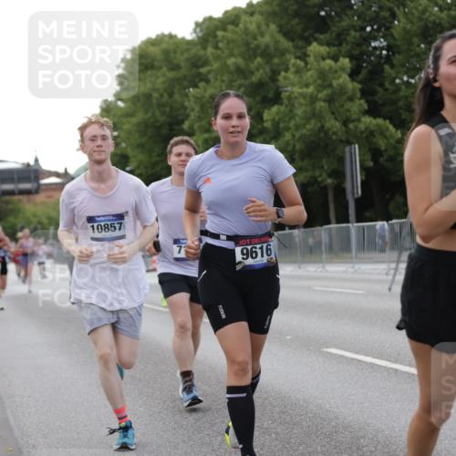 29.06.2025 - hella hamburg halbmarathon Jannik Wohlers http://msf.ph/oto/8142949 29.06.2025 10:07:54 Lombardsbrücke 2427, 5926, 7198, 7348, 7476, 8585, 9457, 9616, 9823, 10609, 10857, 12658, 13014, 14631, 15429, 16439, 18325 meine-sportfotos.de