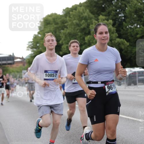 29.06.2025 - hella hamburg halbmarathon Jannik Wohlers http://msf.ph/oto/8142953 29.06.2025 10:07:54 Lombardsbrücke 2427, 5926, 7198, 7348, 7476, 8585, 9457, 9616, 9823, 10609, 10857, 12658, 13014, 14631, 15429, 16439, 18325 meine-sportfotos.de