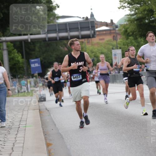 29.06.2025 - hella hamburg halbmarathon Jannik Wohlers http://msf.ph/oto/8142958 29.06.2025 10:07:56 Lombardsbrücke 2427, 5926, 6590, 7198, 7476, 9457, 9616, 9823, 10609, 10857, 11780, 12658, 13014, 14631, 14902, 14965, 15429, 16439 meine-sportfotos.de