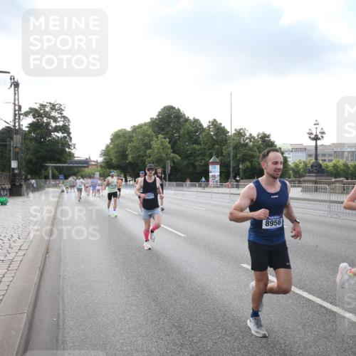 29.06.2025 - hella hamburg halbmarathon Jannik Wohlers http://msf.ph/oto/8142974 29.06.2025 09:45:50 Lombardsbrücke 2525, 3809, 3843, 3955, 4812, 5042, 6169, 6495, 7055, 7845, 7901, 8864, 8956, 9345, 10453, 11199, 11282, 11833, 13252, 13617, 14276, 14293, 14699, 15115, 15391, 15689, 16507, 16580, 16695, 16931, 16963, 17056, 17213, 17768, 17826, 18235, 18562, 18563, 19118 meine-sportfotos.de