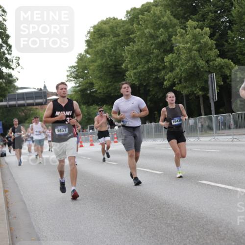 29.06.2025 - hella hamburg halbmarathon Jannik Wohlers http://msf.ph/oto/8142997 29.06.2025 10:07:58 Lombardsbrücke 2427, 5926, 6590, 7198, 7476, 9457, 9616, 9823, 10609, 10857, 11780, 12658, 13014, 14631, 14902, 14965, 15429, 16439 meine-sportfotos.de