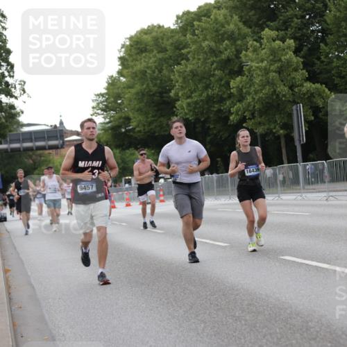 29.06.2025 - hella hamburg halbmarathon Jannik Wohlers http://msf.ph/oto/8142998 29.06.2025 10:07:58 Lombardsbrücke 2427, 5926, 6590, 7198, 7476, 9457, 9616, 9823, 10609, 10857, 11780, 12658, 13014, 14631, 14902, 14965, 15429, 16439 meine-sportfotos.de