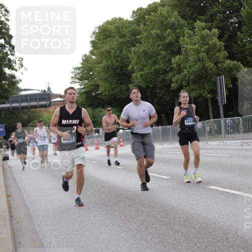 29.06.2025 - hella hamburg halbmarathon Jannik Wohlers http://msf.ph/oto/8143003 29.06.2025 10:07:58 Lombardsbrücke 2427, 5926, 6590, 7198, 7476, 9457, 9616, 9823, 10609, 10857, 11780, 12658, 13014, 14631, 14902, 14965, 15429, 16439 meine-sportfotos.de