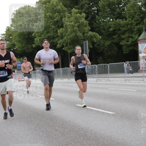 29.06.2025 - hella hamburg halbmarathon Jannik Wohlers http://msf.ph/oto/8143008 29.06.2025 10:07:59 Lombardsbrücke 1427, 2427, 5926, 6590, 7198, 7476, 9457, 9616, 9823, 10609, 10857, 11780, 13014, 14631, 14902, 14965, 15429, 16439 meine-sportfotos.de