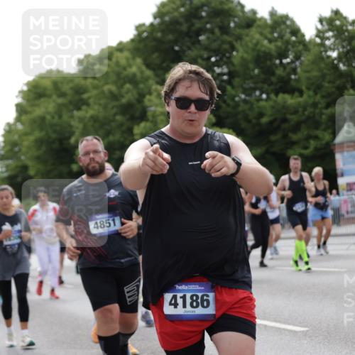 29.06.2025 - hella hamburg halbmarathon Jannik Wohlers http://msf.ph/oto/8143009 29.06.2025 10:44:53 Lombardsbrücke 1685, 1798, 3160, 3164, 3357, 3377, 3879, 3993, 4099, 4102, 4186, 4306, 4337, 4504, 4820, 4851, 5099, 5108, 5190, 5339, 5636, 5949, 6150, 6509, 6763, 6788, 6911, 6922, 6980, 7530, 7699, 7912, 8594, 8605, 8762, 10182, 10225, 11119, 11314, 11393, 11473, 11474, 11725, 11726, 12332, 12334, 12415, 12793, 12856, 12878, 12905, 13555, 13862, 14002, 14185, 14232, 14379, 14410, 14513, 14742, 14758, 14777, 15011, 15450, 15458, 15517, 15557, 15692, 15750, 15751, 15998 meine-sportfotos.de