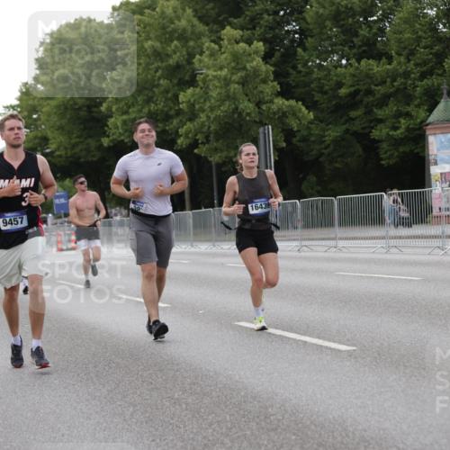 29.06.2025 - hella hamburg halbmarathon Jannik Wohlers http://msf.ph/oto/8143010 29.06.2025 10:07:59 Lombardsbrücke 1427, 2427, 5926, 6590, 7198, 7476, 9457, 9616, 9823, 10609, 10857, 11780, 13014, 14631, 14902, 14965, 15429, 16439 meine-sportfotos.de