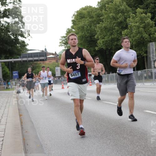 29.06.2025 - hella hamburg halbmarathon Jannik Wohlers http://msf.ph/oto/8143017 29.06.2025 10:07:59 Lombardsbrücke 1427, 2427, 5926, 6590, 7198, 7476, 9457, 9616, 9823, 10609, 10857, 11780, 13014, 14631, 14902, 14965, 15429, 16439 meine-sportfotos.de