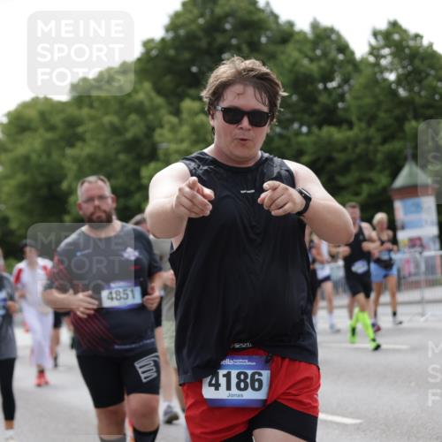 29.06.2025 - hella hamburg halbmarathon Jannik Wohlers http://msf.ph/oto/8143020 29.06.2025 10:44:53 Lombardsbrücke 1685, 1798, 3160, 3164, 3357, 3377, 3879, 3993, 4099, 4102, 4186, 4306, 4337, 4504, 4820, 4851, 5099, 5108, 5190, 5339, 5636, 5949, 6150, 6509, 6763, 6788, 6911, 6922, 6980, 7530, 7699, 7912, 8594, 8605, 8762, 10182, 10225, 11119, 11314, 11393, 11473, 11474, 11725, 11726, 12332, 12334, 12415, 12793, 12856, 12878, 12905, 13555, 13862, 14002, 14185, 14232, 14379, 14410, 14513, 14742, 14758, 14777, 15011, 15450, 15458, 15517, 15557, 15692, 15750, 15751, 15998 meine-sportfotos.de