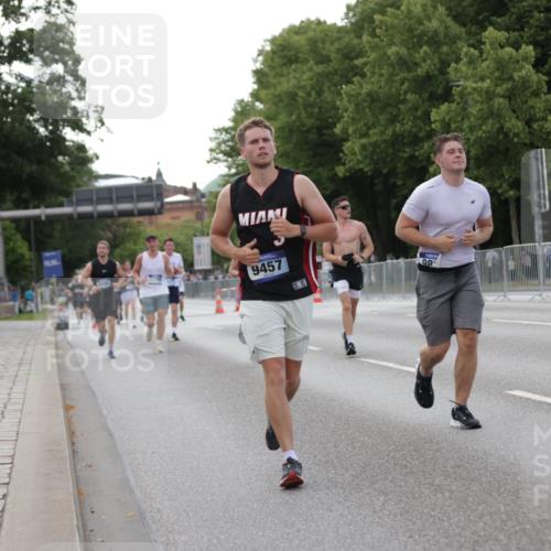 29.06.2025 - hella hamburg halbmarathon Jannik Wohlers http://msf.ph/oto/8143021 29.06.2025 10:07:59 Lombardsbrücke 1427, 2427, 5926, 6590, 7198, 7476, 9457, 9616, 9823, 10609, 10857, 11780, 13014, 14631, 14902, 14965, 15429, 16439 meine-sportfotos.de